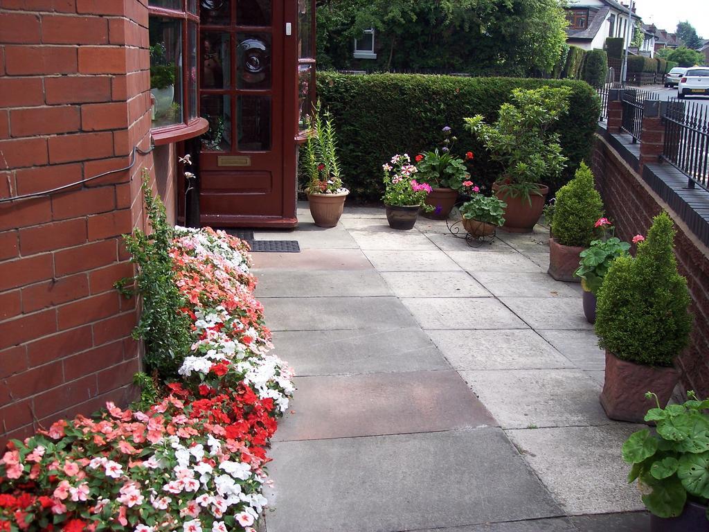 Butterfly Guest House Cheadle  Eksteriør bilde